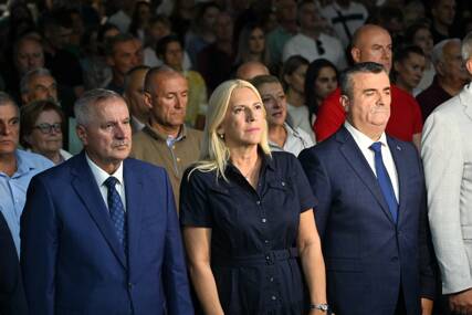 (FOTO) Višković poslao poruku iz rodnih Milića: Nemamo luksuz da biramo neodlučne ljude