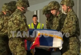 (VIDEO) PRVI SNIMCI KOVČEGA Posmrtni ostaci Ratka Mladića stigli u Beograd, prekriveni sa dvije zastave