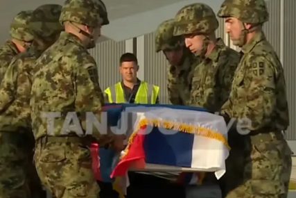 (VIDEO) PRVI SNIMCI KOVČEGA Posmrtni ostaci Ratka Mladića stigli u Beograd, prekriveni sa dvije zastave