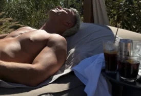 (FOTO) NIKOLIJA POKAZALA RELJU U OPUŠTENOM IZDANJU Reper bez majice uživao na odmoru, mišići sve otkrili