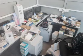 (FOTO) BJEŽALI SA 19 KOFERA, MILION EVRA I 1.000 PREZERVATIVA Policija 12 sati pretresala stan u Budvi, evo šta je sve pronašla kod RUSKIH ŠPIJUNA