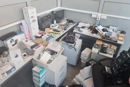 (FOTO) BJEŽALI SA 19 KOFERA, MILION EVRA I 1.000 PREZERVATIVA Policija 12 sati pretresala stan u Budvi, evo šta je sve pronašla kod RUSKIH ŠPIJUNA