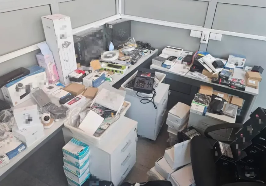(FOTO) BJEŽALI SA 19 KOFERA, MILION EVRA I 1.000 PREZERVATIVA Policija 12 sati pretresala stan u Budvi, evo šta je sve pronašla kod RUSKIH ŠPIJUNA