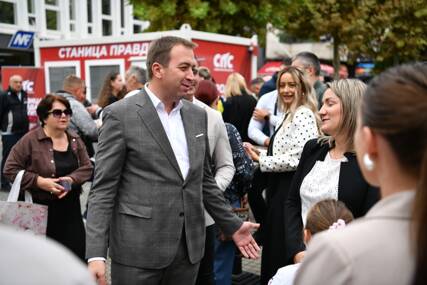 (FOTO) Goran Selak razgovarao sa Prijedorčanima: Građani na Malom trgu iznijeli prijedloge za bolji život