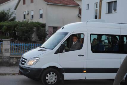 (VIDEO, FOTO) "Sad je i to riješeno" Minić KOMBIJEM PROVOZAO Dodika i Cvijanovićevu, evo šta je bio povod