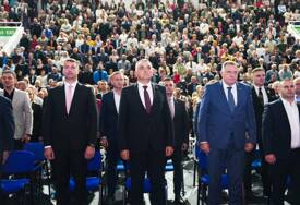(FOTO) "NIKAKVE BANDE OVDJE NEĆE VLADATI" Dodik sa tribine u Istočnom Sarajevu poslao jasnu poruku