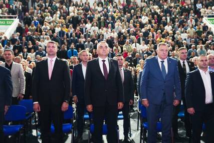 (FOTO) "NIKAKVE BANDE OVDJE NEĆE VLADATI" Dodik sa tribine u Istočnom Sarajevu poslao jasnu poruku