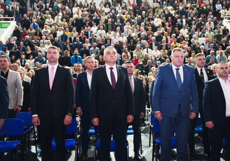 (FOTO) "NIKAKVE BANDE OVDJE NEĆE VLADATI" Dodik sa tribine u Istočnom Novom Sarajevu poslao jasnu poruku