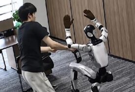 (VIDEO) ROBOT NAPAO ČOVJEKA Tokom demonstracije udario programera, snimak izazvao lavinu reakcija