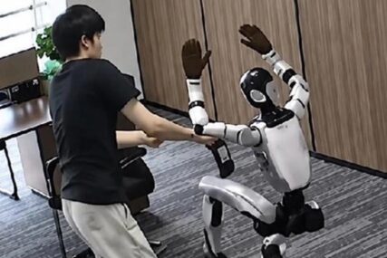 (VIDEO) ROBOT NAPAO ČOVJEKA Tokom demonstracije udario programera, snimak izazvao lavinu reakcija