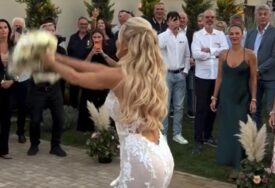 (VIDEO) Buket završio u rukama čuvene glumice (66): Evo ko je uhvatio bidermajer na svadbi Jelene Jovičić, gosti u transu