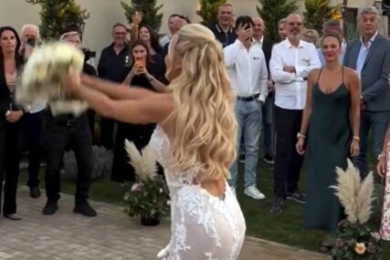(VIDEO) Buket završio u rukama čuvene glumice (66): Evo ko je uhvatio bidermajer na svadbi Jelene Jovičić, gosti u transu