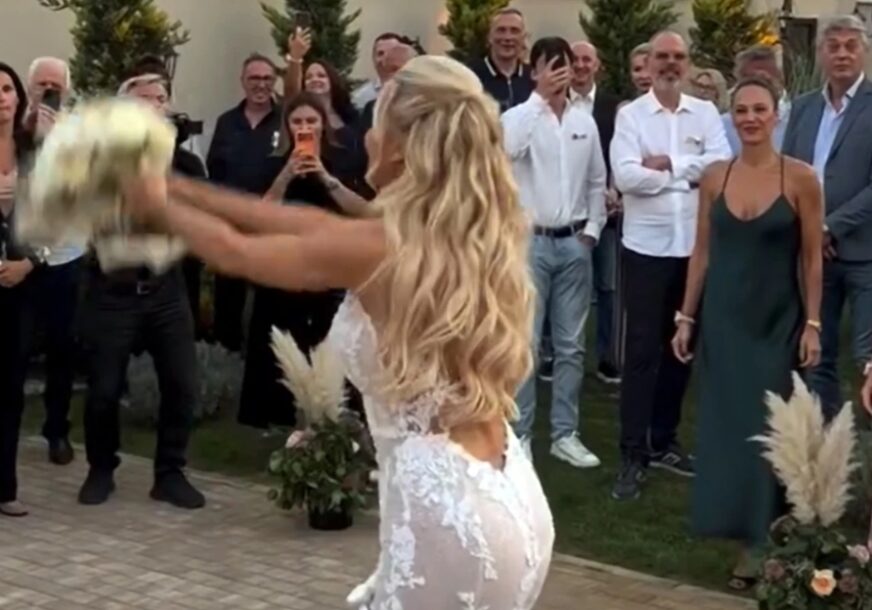 (VIDEO) Buket završio u rukama čuvene glumice (66): Evo ko je uhvatio bidermajer na svadbi Jelene Jovičić, gosti u transu