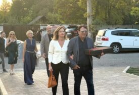 (VIDEO) POZNATI GLUMAC DOŠAO SA ŽENOM Zajedno stigli na svadbu Jelene Jovičić, njihova elegancija svima zapala za oko
