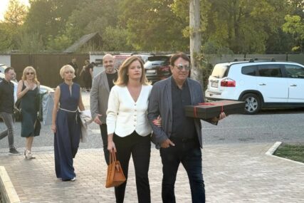 (VIDEO) POZNATI GLUMAC DOŠAO SA ŽENOM Zajedno stigli na svadbu Jelene Jovičić, njihova elegancija svima zapala za oko