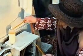 ANA NIKOLIĆ POSJETILA GROB MARINE TUCAKOVIĆ Pjevačica joj zapalila svijeću, emotivan gest na godišnjicu smrti