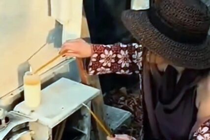 ANA NIKOLIĆ POSJETILA GROB MARINE TUCAKOVIĆ Pjevačica joj zapalila svijeću, emotivan gest na godišnjicu smrti