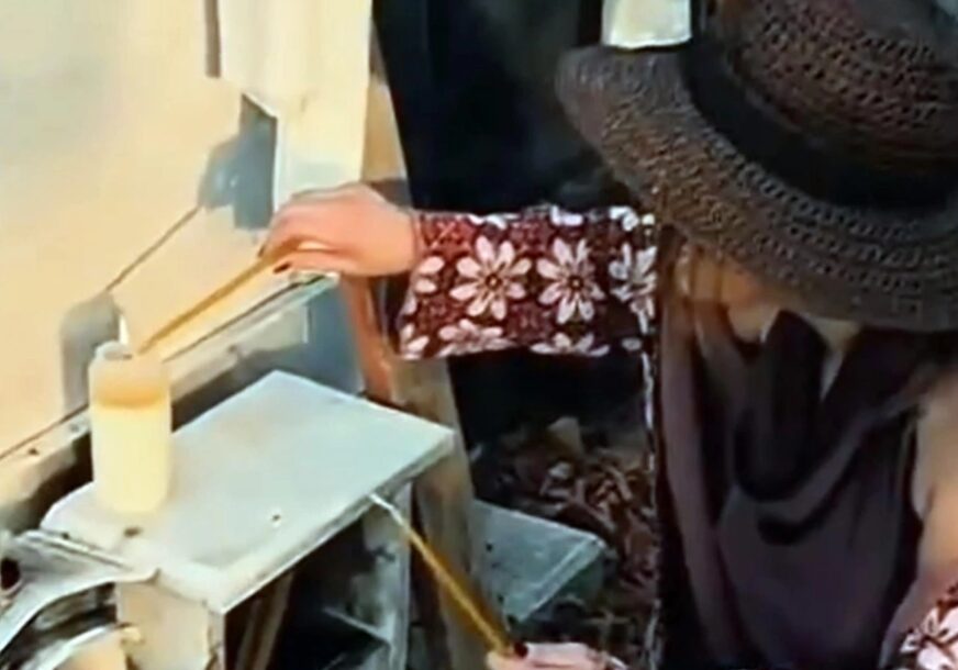 ANA NIKOLIĆ POSJETILA GROB MARINE TUCAKOVIĆ Pjevačica joj zapalila svijeću, emotivan gest na godišnjicu smrti