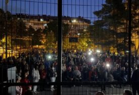 (FOTO) MRAK USRED SKUPA SNSD U BANJALUCI Okupljeni upalili lampe i ostali do kraja "To nas nije omelo da imamo sjajnu atmosferu"
