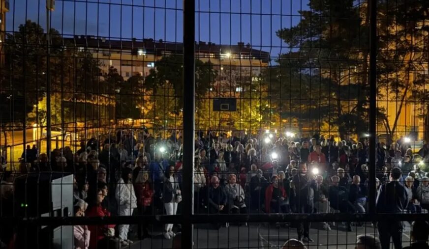 (FOTO) MRAK USRED SKUPA SNSD U BANJALUCI Okupljeni upalili lampe i ostali do kraja "To nas nije omelo da imamo sjajnu atmosferu"