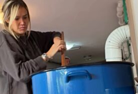 LUKSUZNA VILA I DOMAĆI AJVAR Pjevačica pokazala kako se snalazi u kuhinji, odvrnula domaće hitove, pa zasukala rukave