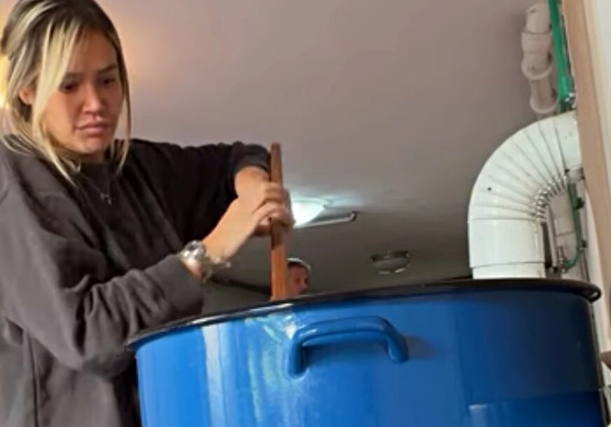 LUKSUZNA VILA I DOMAĆI AJVAR Pjevačica pokazala kako se snalazi u kuhinji, odvrnula domaće hitove, pa zasukala rukave