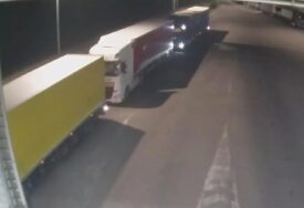 HAOS NA GRANICI Pao sistem, stvaraju se ogromne kolone