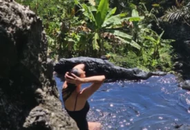 (FOTO, VIDEO) RASHLAĐUJE SE U PRIRODNOM BAZENU Sloboda Mićalović se baškari na Baliju, oko nje palme i zelenilo
