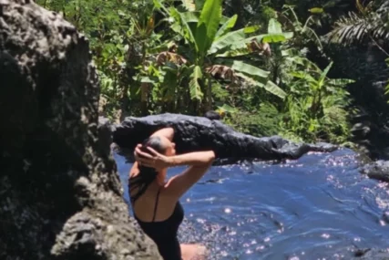(FOTO, VIDEO) RASHLAĐUJE SE U PRIRODNOM BAZENU Sloboda Mićalović se baškari na Baliju, oko nje palme i zelenilo