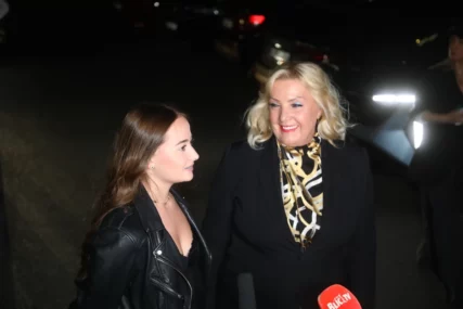 (VIDEO, FOTO) "Bila sam iznenađena kad sam čula razlog" Snežana Đurišić sa unukom stigla na Kebin koncert, progovorila o dolasku Dragane Mirković u "Zvezde Granda"