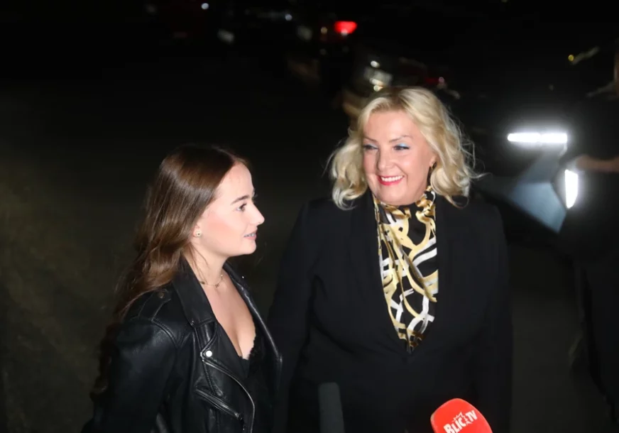 (VIDEO, FOTO) "Bila sam iznenađena kad sam čula razlog" Snežana Đurišić sa unukom stigla na Kebin koncert, progovorila o dolasku Dragane Mirković u "Zvezde Granda"