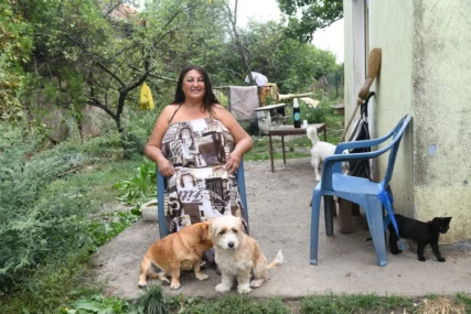 "KUPAM SE NAPOLJU KAD JE TOPLO VREME" Pjevačica živi na rubu egzistencije u kući koja nema kupatilo, sa djecom nema kontakt