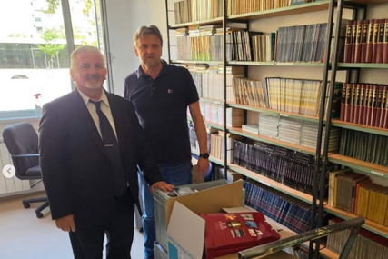 (FOTO) Na preporuku Nenada Stevandića: Najveća osnovna škola u Srpskoj dobila VRIJEDAN POKLON