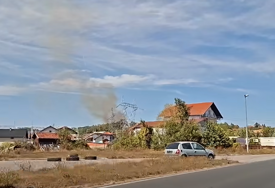 (VIDEO) Požar se približio kućama: U Ramićima kod Banjaluke gori rastinje, vatrogasci na terenu