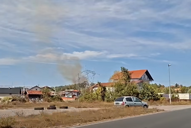 (VIDEO) Požar se približio kućama: U Ramićima kod Banjaluke gori rastinje, vatrogasci na terenu