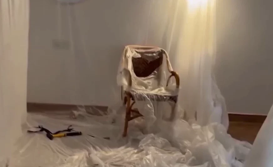 (VIDEO) OVO JE KUĆA STRAVE IZ ŠPANIJE Zidovi prekriveni najlonom, stolica za mučenje nasred sobe, oružje na sve strane