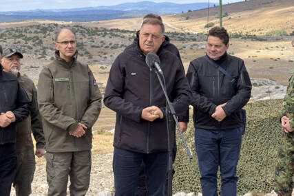 (FOTO) „Snažna Srbija je oslonac srpskom narodu“ Dodik i Minić poručili da je vježba „Pobjednik 2026“ pokazala snagu, obučenost i modernizaciju Vojske