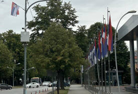 (FOTO) Grad u znaku Dana srpskog jedinstva: Ulice Banjaluke ukrašene zastavama Srbije i Srpske