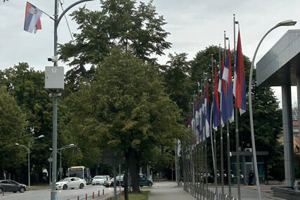 (FOTO) Grad u znaku Dana srpskog jedinstva: Ulice Banjaluke ukrašene zastavama Srbije i Srpske