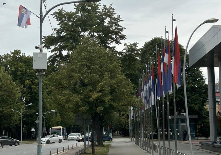 (FOTO) Grad u znaku Dana srpskog jedinstva: Ulice Banjaluke ukrašene zastavama Srbije i Srpske