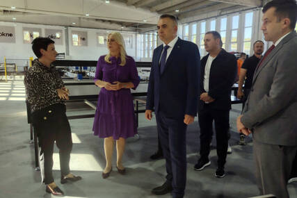 Minić i Cvijanovićeva u firmi "Okno" u Potočarima  "Ulaganje u proizvodnju je budućnost, pomoći ćemo da razvijaju posao"