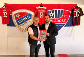 (FOTO) Za veliki jubilej stigao vrijedan poklon: Igor Dodik i Zeljković obezbijedili FK Mladost iz Kotor Varoša novi semafor
