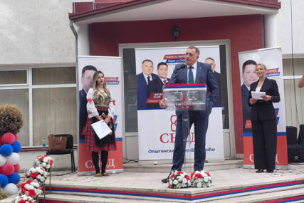 (FOTO) „Ovdje je POBJEDA osigurana“ Dodik iz Šekovića poručio da je uvjeren da će SNSD formirati novu Vladu RS