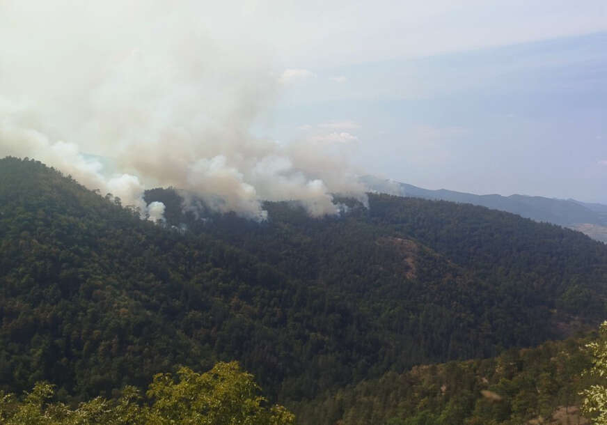(FOTO) GROM ZAPALIO ŠUMU Tri požara izbila na području Teslića, vatrogasci vode tešku borbu