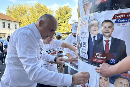 (FOTO) „Nudimo realna i ostvariva rješenja“ Darko Banjac zalijepio prvi plakat u Kozarskoj Dubici