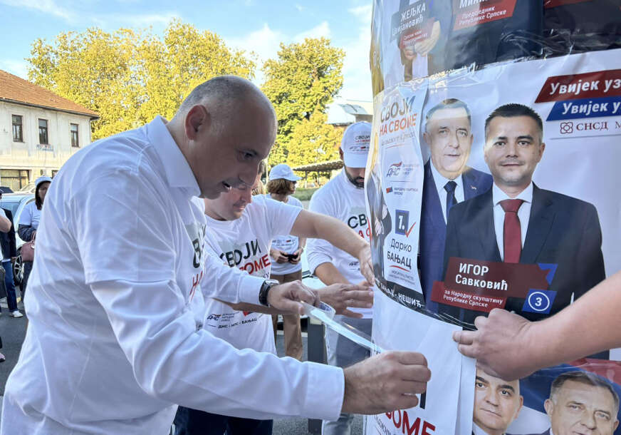 (FOTO) „Nudimo realna i ostvariva rješenja“ Darko Banjac zalijepio prvi plakat u Kozarskoj Dubici