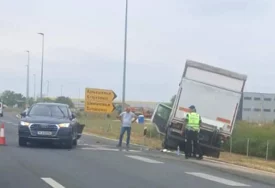 (VIDEO) TEŠKA NESREĆA KOD ŠIMANOVACA Kamion sletio sa auto-puta, ima povrijeđenih