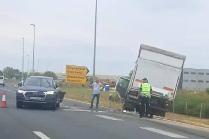 (VIDEO) TEŠKA NESREĆA KOD ŠIMANOVACA Kamion sletio sa auto-puta, ima povrijeđenih
