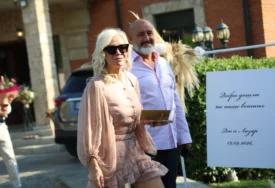 (VIDEO, FOTO) DRŽALI SE ZA RUKE I NISU SKIDALI OSMIJEH Tanja Rađenović i njen suprug oduševili na svadbi Dee Đurđević