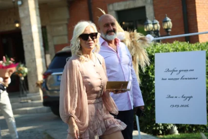 (VIDEO, FOTO) DRŽALI SE ZA RUKE I NISU SKIDALI OSMIJEH Tanja Rađenović i njen suprug oduševili na svadbi Dee Đurđević